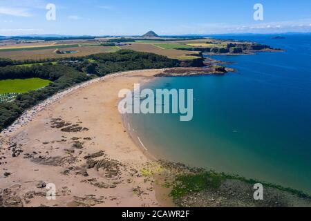 Luftaufnahme des seacliff Beach mit North Berwick Law in der Ferne, East Lothian, Schottland. Stockfoto