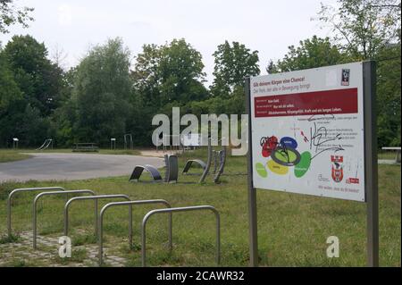 Mehrgenerationenplatz im Spektepark: Fitnessanlage mit Geräten, die den Bewegungsapparat altersgerecht und ergonomisch korrekt trainieren sollen. Stockfoto