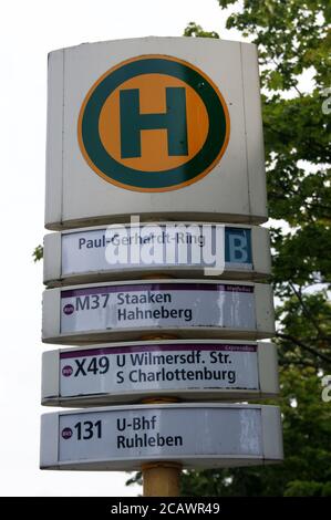 Die BVG-Halbstelle Paul-Gerhardt-Ring im Falkenhagener Feld / Spektefeld in Berlin-Spandau Stockfoto