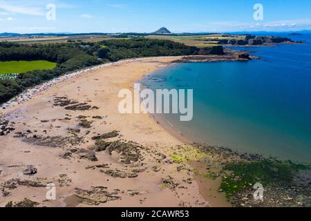 Luftaufnahme des seacliff Beach mit North Berwick Law in der Ferne, East Lothian, Schottland. Stockfoto