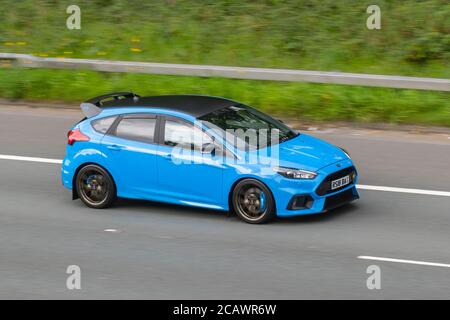 2018 Blue Ford Focus RS Edition 4X4 mit Spoiler; Fahrzeuge, die Fahrzeuge bewegen, Autos, die Fahrzeuge auf britischen Straßen fahren, Motoren, auf der Autobahn M6 fahren. Stockfoto