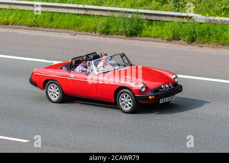 1979 70ER Jahre rot MGB Fahrzeug Verkehr Moving Vehicles, 70er Jahre Autos Fahren Fahrzeug auf britischen Straßen, 70er Jahre Motoren, Fahren auf der Autobahn M6-Netz. Stockfoto