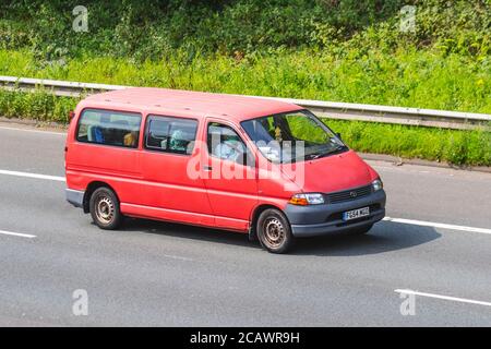 2004 (54) Red Toyota Hiace 300 GS LWB 88 BHP Lieferwagen; Wohnwagen und Wohnmobile, Wohnmobil auf britischen Straßen, Wohnmobil-Freizeitfahrzeug, Familienurlaub, Caravanette Urlaub, Touring Caravan Urlaub, van Umbauten, Vanagon autohome, Leben auf der Straße, Bay Window Dormobile Stockfoto