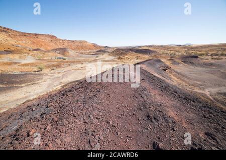 Landschaft des verbrannten Berges, in der Nähe von Twyfelfontein, im Damaraland, Namibia. Stockfoto