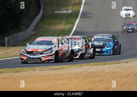 West Kingsdown, Kent, Großbritannien. August 2020. Kwik Fit British Touring Car Championship, Race Day; Adam Morgan in seinem Carlube Tripler Racing Cataclean Mac Tools Mercedes-Benz A-Klasse führt Matt Neal in seinem Halfords Yuasa Racing Honda Civic Type R (FK8) und Aiden Moffat in seinem Laser Tools Racing Infiniti Q50 auf Hawthorns Hill in Runde 4 Kredit: Action Plus Sports Images/Alamy Live News Stockfoto