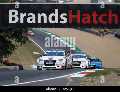 West Kingsdown, Kent, Großbritannien. August 2020. Kwik Fit British Touring Car Championship, Race Day; James Gornall in seinem GKR TradePriceCars.com Audi S3 führt Bobby Thompson in seinem GKR TradePriceCars.com Audi S3 auf Hailwoods Hill in Runde 4 Credit: Action Plus Sports Images/Alamy Live News Stockfoto