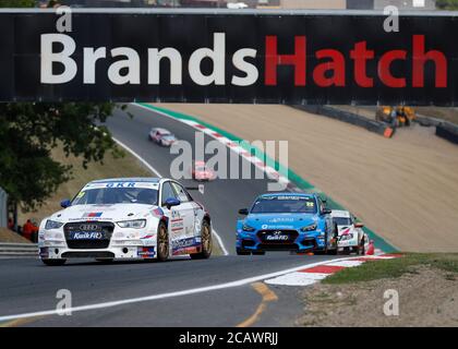 West Kingsdown, Kent, Großbritannien. August 2020. Kwik Fit British Touring Car Championship, Race Day; Bobby Thompson in seinem GKR TradePriceCars.com Audi S3 führt Chris Smiley in seinem Excelr8 Motorsport Hyundai i30N auf Hailwoods Hill während der 4. Runde Kredit: Action Plus Sports Images/Alamy Live News Stockfoto