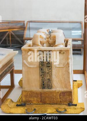 Ägypten, Kairo, Tutanchamon Alabaster, aus seinem Grab in Luxor: Kanopische Box auf Schlitten. Es hat die Form eines Schreins. Stockfoto