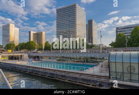 Paris, Frankreich - 07 17 2020: Blick auf das Schwimmbad Josephine Baker von einem Boot auf der seine Stockfoto