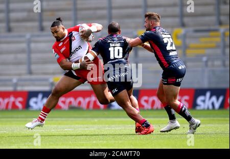 Salford Red Devils Pauli Pauli (links) wird vom Hull FC Chris Satae (Mitte) und Josh Bowden während des Betfred Super League Spiels im Emerald Headingley Stadium, Leeds, angegangen. Stockfoto