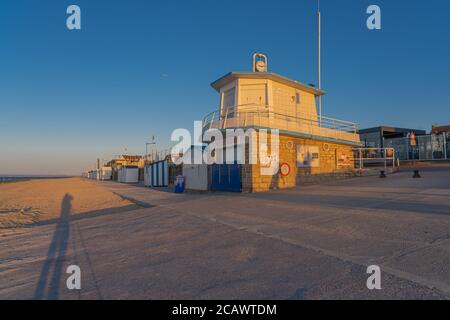 Langrune Sur Mer, Frankreich - 08 03 2020: Blick vom Strand auf das Rettungszentrum bei Sonnenuntergang Stockfoto