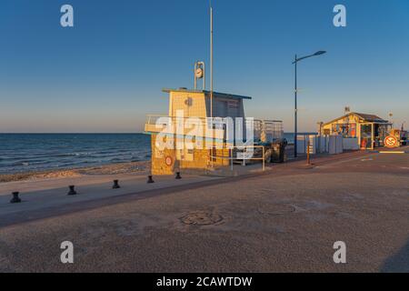 Langrune Sur Mer, Frankreich - 08 03 2020: Blick vom Strand auf das Rettungszentrum bei Sonnenuntergang Stockfoto