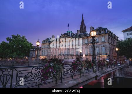 Abend in der französischen Stadt Straßburg, 1. august 2020 Stockfoto