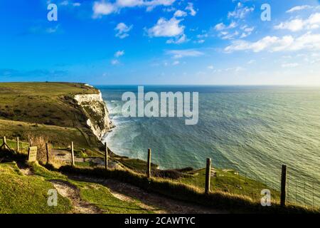 Saxon Shore Way weiße Klippen von Dover Dezember Kent Süden ostengland Hell sonnig kalt windig Morgen Stockfoto
