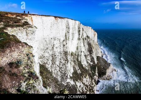 Heller windiger sonniger Morgen im Dezember mit Blick auf einen Spaziergang Entlang der weißen Klippen von Dover Kent Südosten Englands Stockfoto