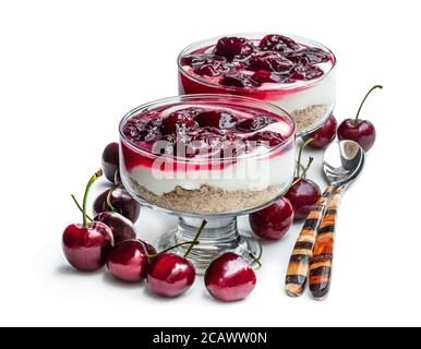 Hausgemachter Käsekuchen mit Kirschmarmelade in einer Dessertschüssel aus Glas Isoliert auf Weiß Stockfoto