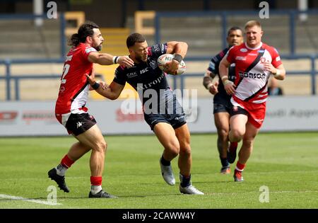 Carlos Tuimavave (Mitte) von Hull FC wird von Salford Red Devils Rhys Williams während des Betfred Super League-Spiels im Emerald Headingley Stadium in Leeds angegangen. Stockfoto