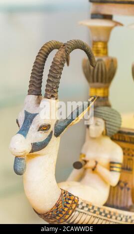 Ägypten, Kairo, Tutanchamon Alabaster, aus seinem Grab in Luxor : Detail eines Bootes, Steinbockkopf am Bug. Stockfoto