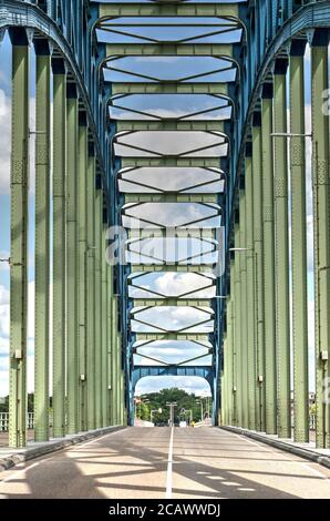 Zwolle, Niederlande, 21. Juli 2020: Blick auf die Mittelstraße im Stahlbogen der historischen Brücke über den Fluss IJssel, fertiggestellt im Jahr 1930 Stockfoto