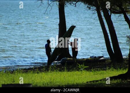 Zwei Jungen Kajakfahren auf dem See in Disney Oklahoma Stockfoto