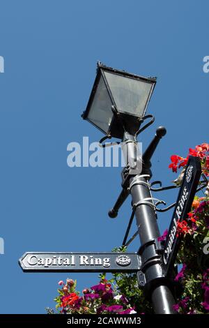 Links zeigendes Schild, das an einem viktorianischen Laternenpfosten in richmond upon thames, surrey, england, befestigt ist und Anweisungen für den Hauptring gibt Stockfoto