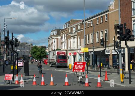 Straßensperrung mit Ausnahme von Fahrrädern, gekennzeichnet durch Kegel und ein Schild, in kingston upon thames, surrey, england Stockfoto