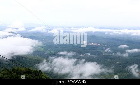 Ein Panoramablick auf das Tal von den Wayanad Ghats. Kerala Stockfoto