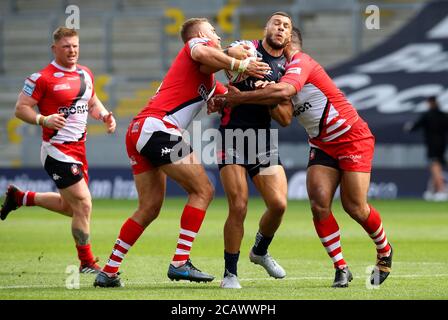 Carlos Tuimavave (Mitte) von Hull FC wird von Salford Red Devils Sebastine Ikahihifo (rechts) und Lee Mossop während des Matches der Betfred Super League im Emerald Headingley Stadium, Leeds, angegangen. Stockfoto