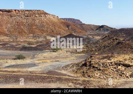 Landschaft des verbrannten Berges, in der Nähe von Twyfelfontein, im Damaraland, Namibia. Stockfoto