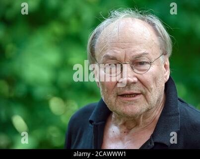 Neuhardenberg, Deutschland. August 2020. Klaus Maria Brandauer, österreichischer Schauspieler und Regisseur, fotografiert vor einer Lesung auf der Bühne der Stiftung Schloss Neuhardenberg. Quelle: Patrick Pleul/dpa-Zentralbild/ZB/dpa/Alamy Live News Stockfoto