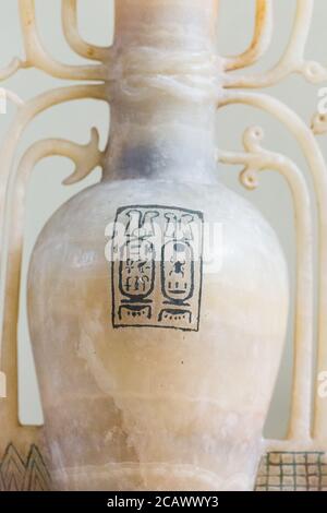 Ägypten, Kairo, Tutanchamon Alabaster, aus seinem Grab in Luxor : unguente Vase auf Zierständer. Mit Kartuschen von Tutanchamun. Stockfoto