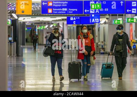 Frankfurt, Deutschland - ca. 2020. Junge asiatische Touristen tragen Schutz am Flughafen als Vorsichtsmaßnahme während Coronavirus Stockfoto