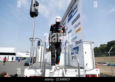 West Kingsdown, Kent, Großbritannien. August 2020. Kwik Fit British Touring Car Championship, Race Day; Colin Turkington auf dem Podium mit einer Flasche Champagner und der Siegertrophäe Credit: Action Plus Sports Images/Alamy Live News Stockfoto