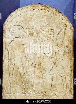 Ägypten, Kairo, Ägyptisches Museum, Stele : Amenhotep II bietet eine pyramidale Torte zu Ra-Horakhty. Von Heliopolis. Stockfoto