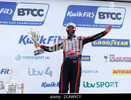 West Kingsdown, Kent, Großbritannien. August 2020. Kwik Fit British Touring Car Championship, Race Day; Tom Ingram feiert mit einem 2. Platz Trophäe auf dem Podium in Runde 5 Credit: Action Plus Sports Images/Alamy Live News Stockfoto