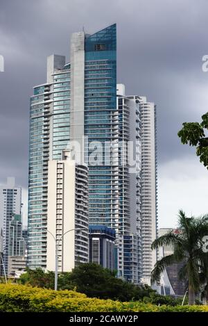 Hohe Wohngebäude schmücken den modernen Küstengürtel von Panama City, Panama Stockfoto