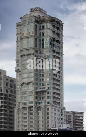 Hohe Wohngebäude schmücken den modernen Küstengürtel von Panama City, Panama Stockfoto