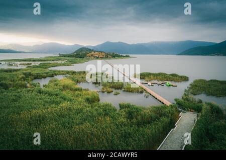 Brücke zur Agios Achilios Insel bei Prespa Seen, Griechenland Stockfoto