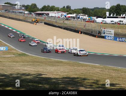 West Kingsdown, Kent, Großbritannien. August 2020. Kwik Fit British Touring Car Championship, Race Day; Runde 5 Rennen ist im Gange, wie die Pack Köpfe für Runde 1 in R2 Credit: Action Plus Sports Images/Alamy Live News Stockfoto