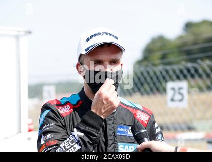 West Kingsdown, Kent, Großbritannien. August 2020. Kwik Fit British Touring Car Championship, Race Day; Colin Turkington wird von der Presse nach dem Gewinn von Runde 5 R1 interviewt Credit: Action Plus Sports Images/Alamy Live News Stockfoto