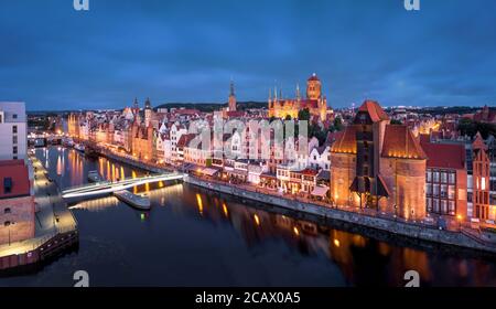 Danzig, Polen. Panorama-Luftaufnahme des Motlawa Flussdamms in der Altstadt bei Dämmerung