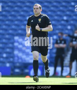 Stellvertretender Schiedsrichter und Führer der schottischen konservativen Partei Douglas Ross MP vor dem schottischen Premiership-Spiel im Ibrox Stadium, Glasgow. Stockfoto