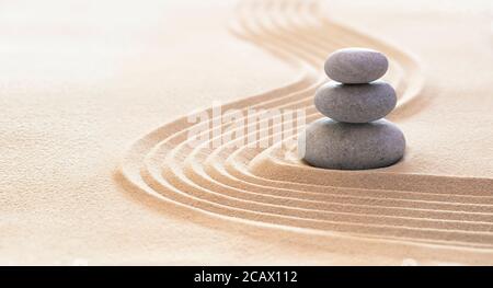 Zen-Steine Mit Linien Auf Sand - Spa-Therapie - Reinheit Harmonie und Balance Konzept Stockfoto