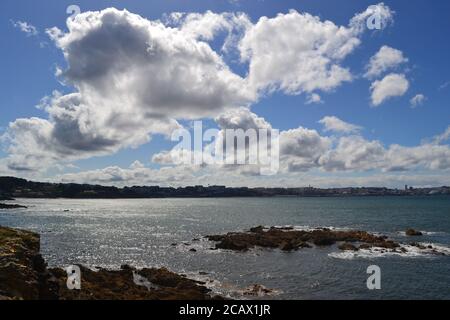 Isla de Santa Cruz ist eine spanische Insel in der Provinz La Corua, vor der Stadt Porto de Santa Cruz, in Galicien, Spanien Stockfoto