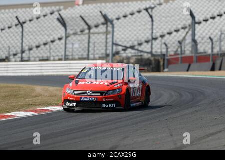 West Kingsdown, Kent, Großbritannien. August 2020. Kwik Fit British Touring Car Championship, Race Day; Nicolas Hamilton in seinem ROKIT Racing mit Team HARD Volkswagen CC in Runde 5 Credit: Action Plus Sports Images/Alamy Live News Stockfoto