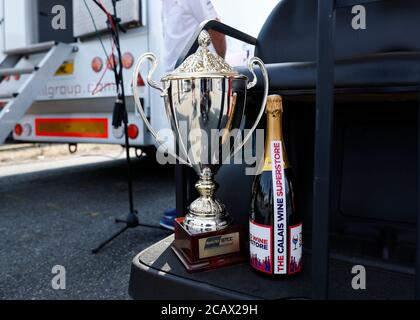 West Kingsdown, Kent, Großbritannien. August 2020. Kwik Fit British Touring Car Championship, Race Day; Tom Ingram 2. Platz Trophäe mit Champaign Standing by Credit: Action Plus Sports Images/Alamy Live News Stockfoto