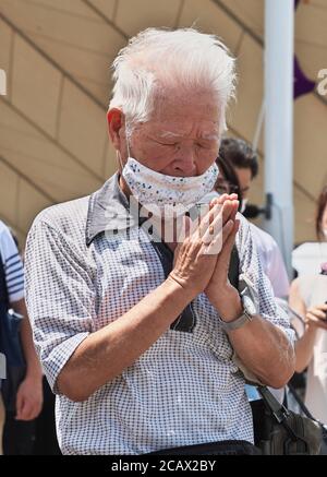 Nagasaki, Japan. August 2020. Am Sonntag, den 9. August 2020, beten die Menschen nach der Zeremonie für die Opfer der Atombombe anlässlich des 75. Jahrestages der Atombombenangriffe auf Nagasaki im Friedenspark in Nagasaki, Japan. Die Zeremonie in diesem Jahr wurde reduziert, um die Ausbreitung des neuartigen Coronavirus COVID-19 zu verhindern. Foto von Kezio Mori/UPI Kredit: UPI/Alamy Live Nachrichten Stockfoto