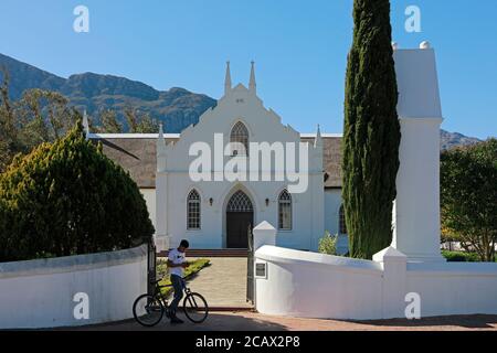 Die „NG Gemeente Franschhoek“ (Niederländische Reformierte Kirche) in Franschhoek, Cape Winelands, Südafrika. Stockfoto