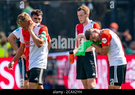 Rotterdam, Niederlande. August 2020. ROTTERDAM - Feyenoord - Sparta, Fußball, Saison 2020/2021, Freundlicher Vorsaison-Spiel, Eredivisie, Stadion Feijenoord de Kuip, 09-08-2020, Feyenoord-Spieler Bryan Linssen (r) George Johnston (2e r) Jens Toornstra (l) und Feyenoord-Spieler Orkun Kokcu (2e l) Kühlen sich mit ein paar Live-Shots Stockfoto