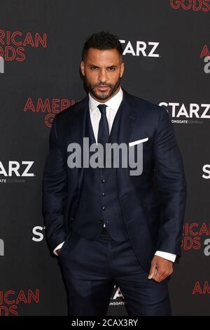 LOS ANGELES - MAR 5: Ricky Whittle bei der "American Gods" Staffel 2 Premiere im Theater im Ace Hotel am 5. März 2019 in Los Angeles, CA Stockfoto